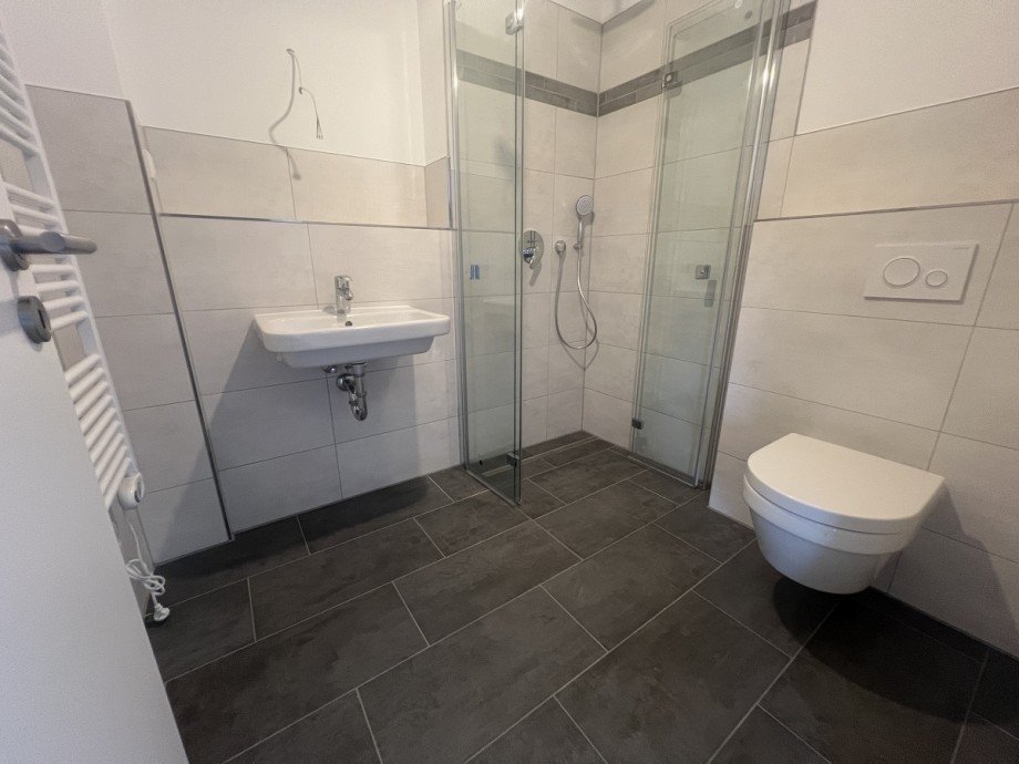 Badezimmer mit Dusche Dachgeschosswohnung Wacken