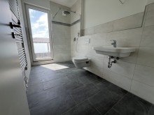 Badezimmer mit Tageslicht Helle Dachgeschosswohnung mit umlaufender Dachterrasse