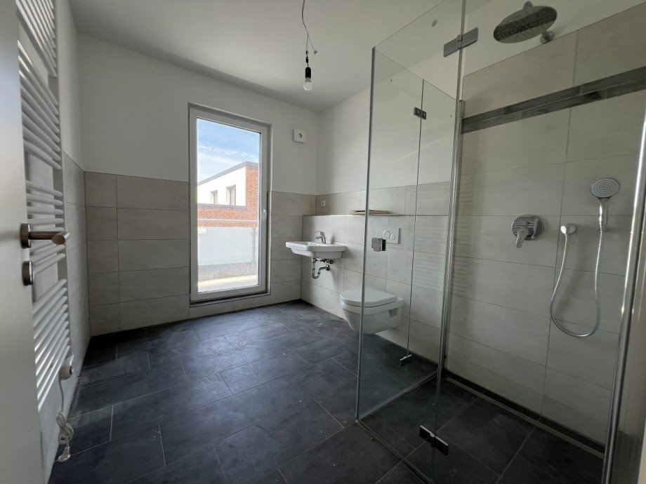 Badezimmer mit Dusche Dachgeschosswohnung Wacken